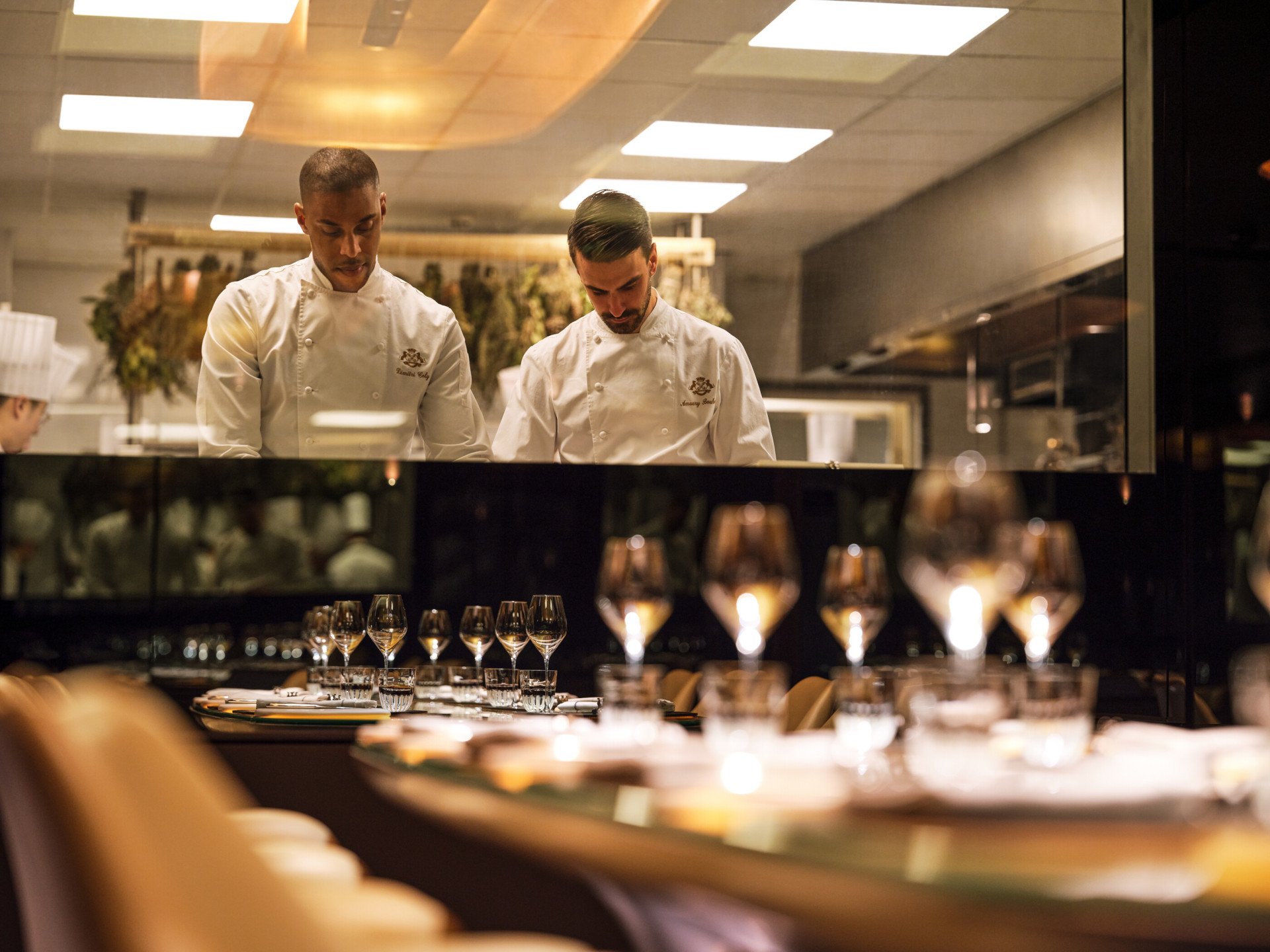 Vue depuis la table du chef Amaury Bouhours et Dimitri Coly dans leur cuisine au Meurice, Paris - Dorchester Collection