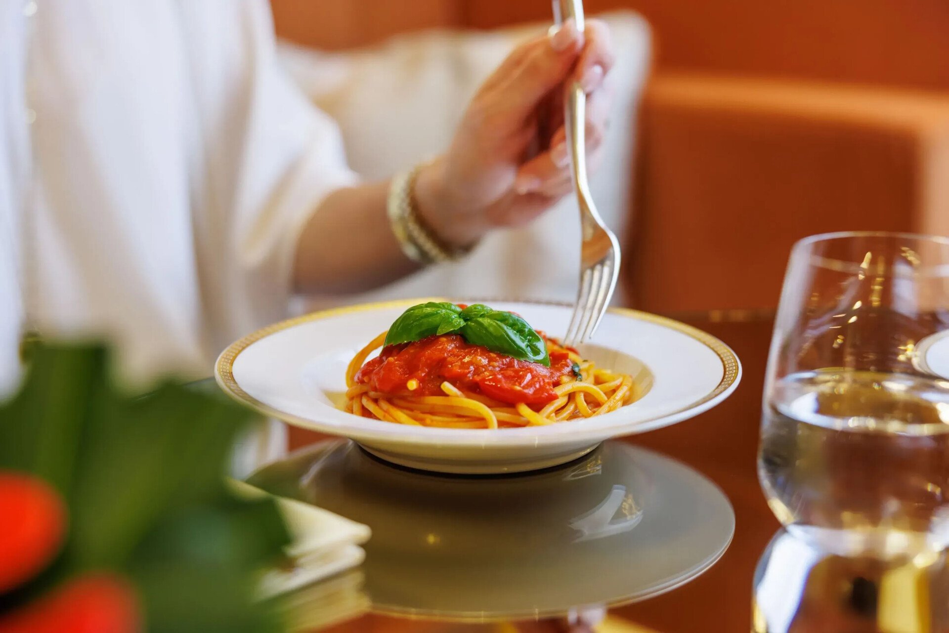 Piatto di spaghetti al sugo di pomodoro con una foglia di basilico, al Salotto