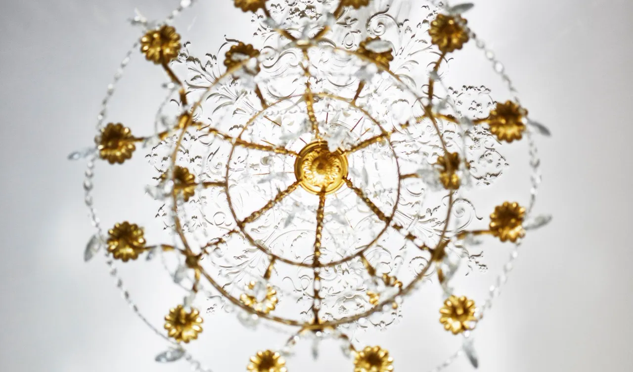 Lustre de l'appartement présidentiel du Meurice, Paris.