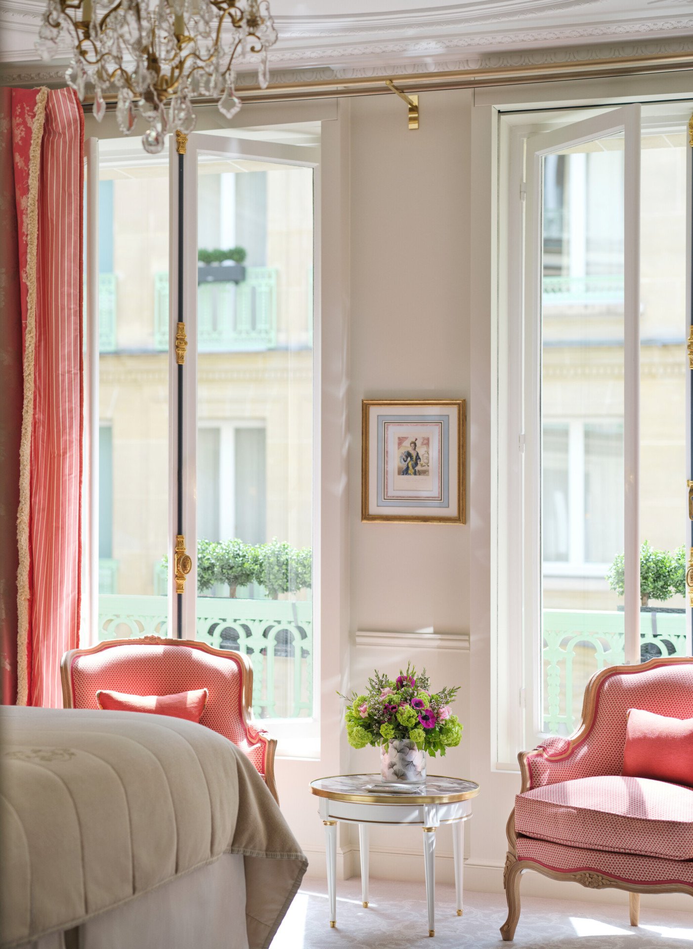 Realce de um quarto de luxo com vista para as cadeiras a condizer com o cortinado em frente às janelas, no Le Meurice, Paris