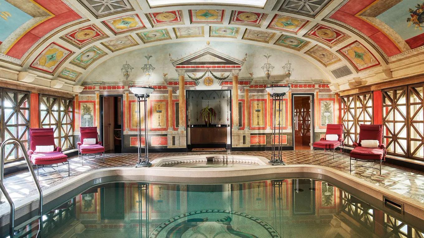 La piscina privata della Suite Presidenziale con sauna e bagno turco con un soffitto dipinto a mano e piastrellato a mosaico.