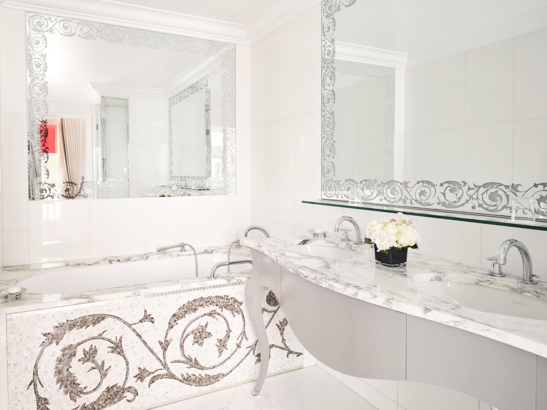 Esta é a casa de banho da Deluxe Junior Suite #440 no Plaza Athénée. 
