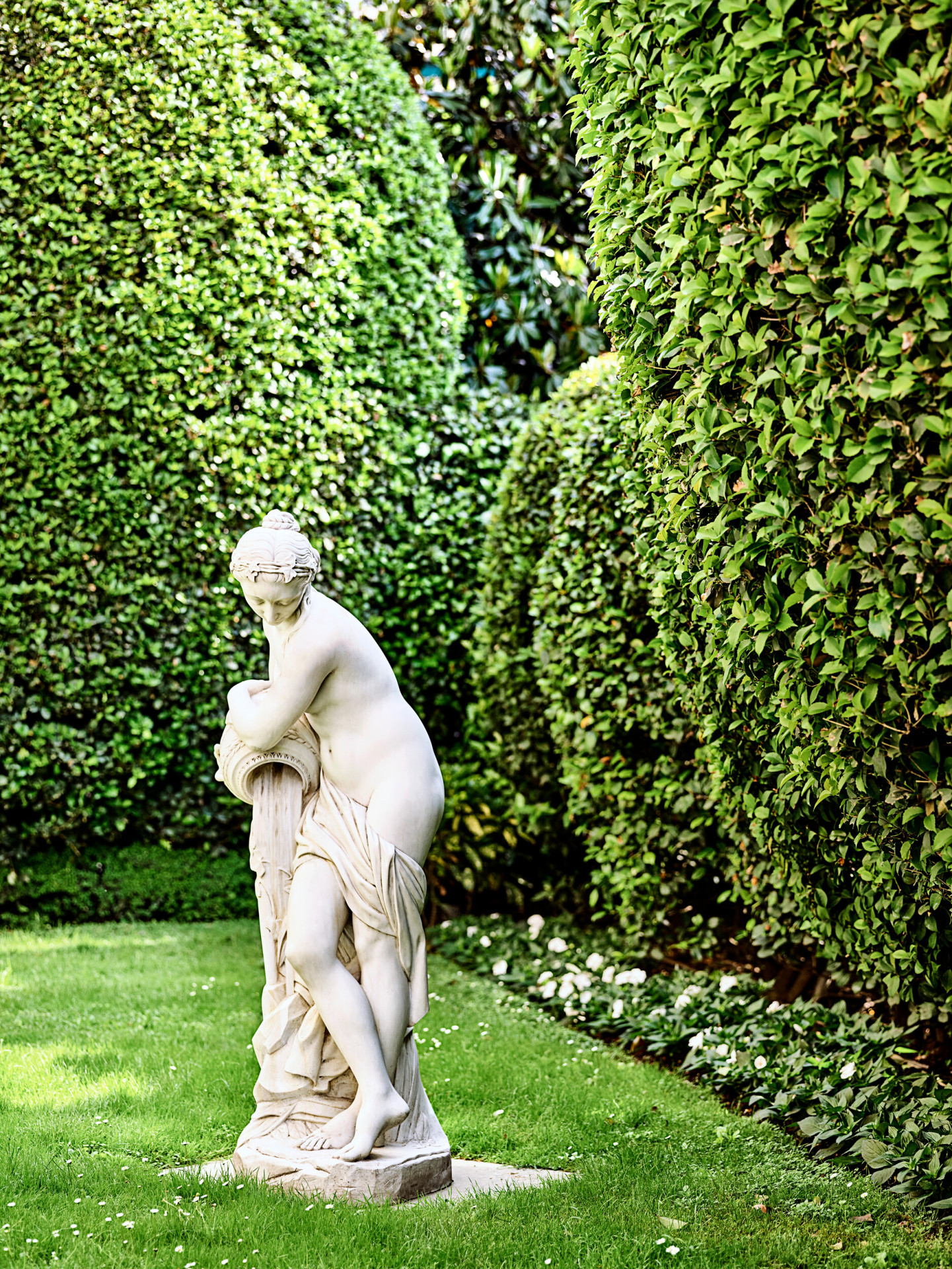 Veranda garden Italian style with detail of statue