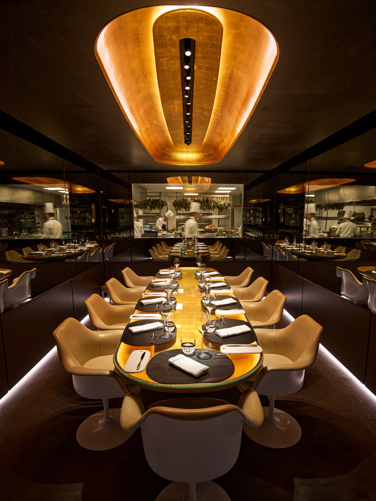 Grande vue sur la Table du Chef avec fenêtre ouverte sur la cuisine du Meurice, Paris - Dorchester Collection