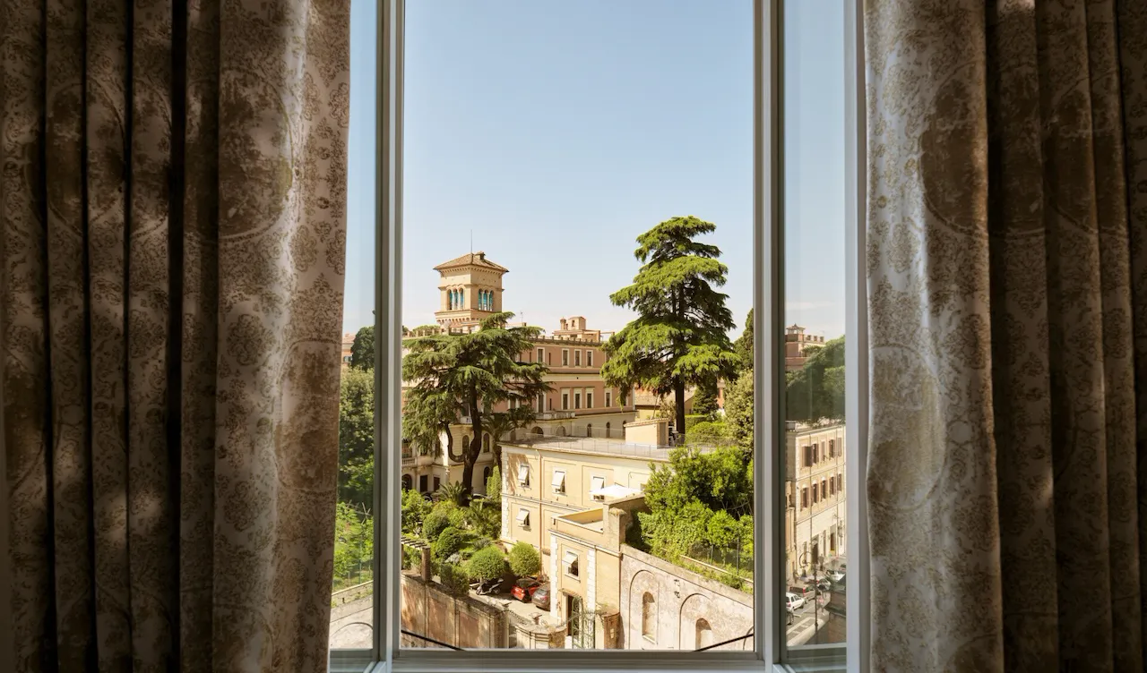 Finestra aperta con tazzina di caffè sul davanzale a Hotel Eden Roma