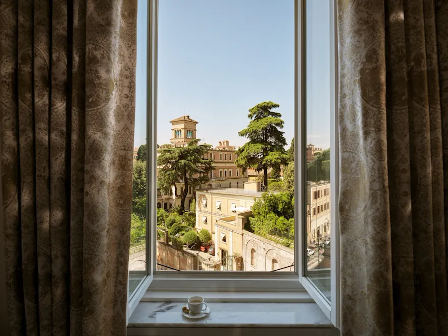 Finestra aperta con tazzina di caffè sul davanzale a Hotel Eden Roma