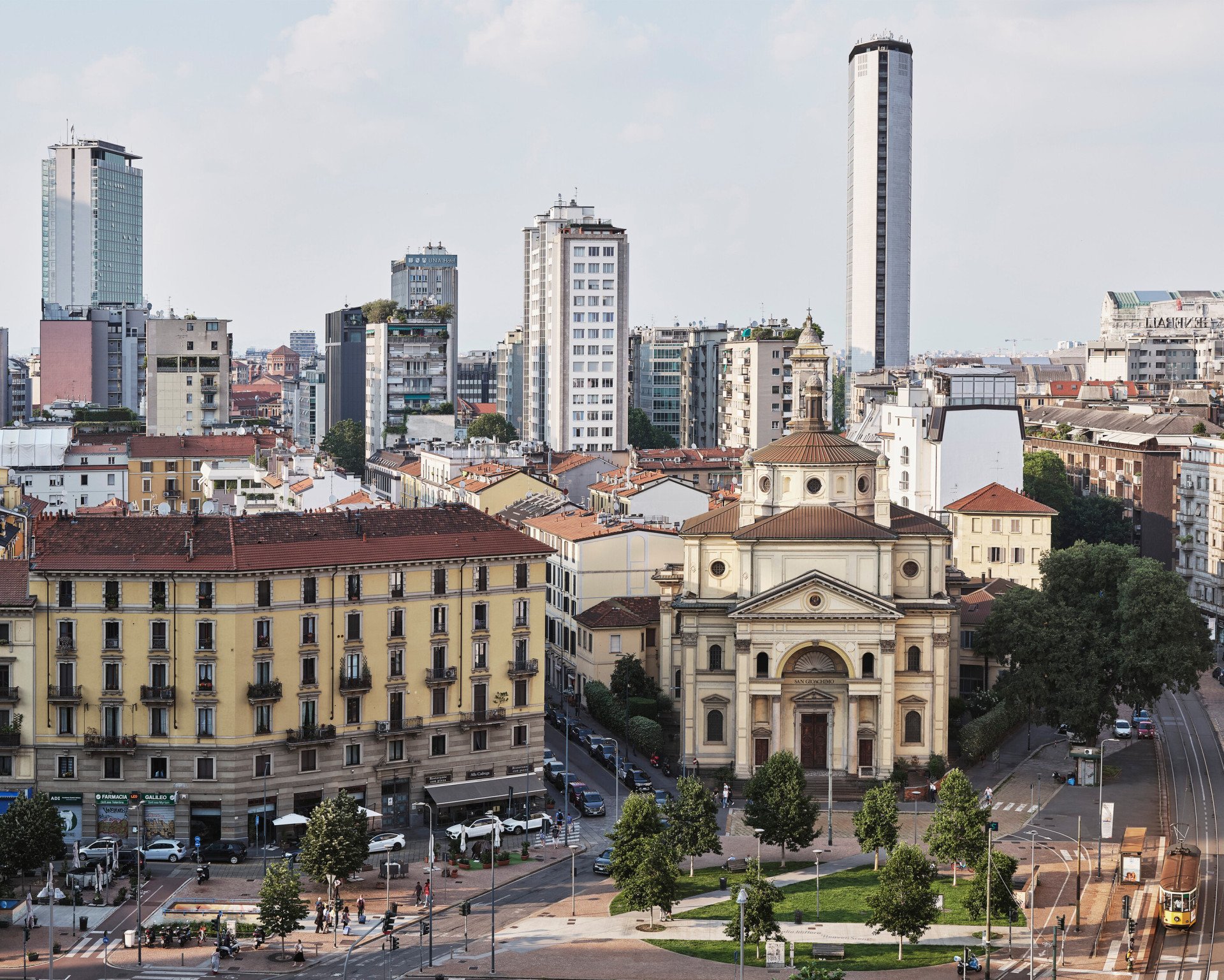 Vista panoramica dalla terrazza dell'Hotel Principe di Savoia sulla Piazza San Gioachimo and la torre Pirelli