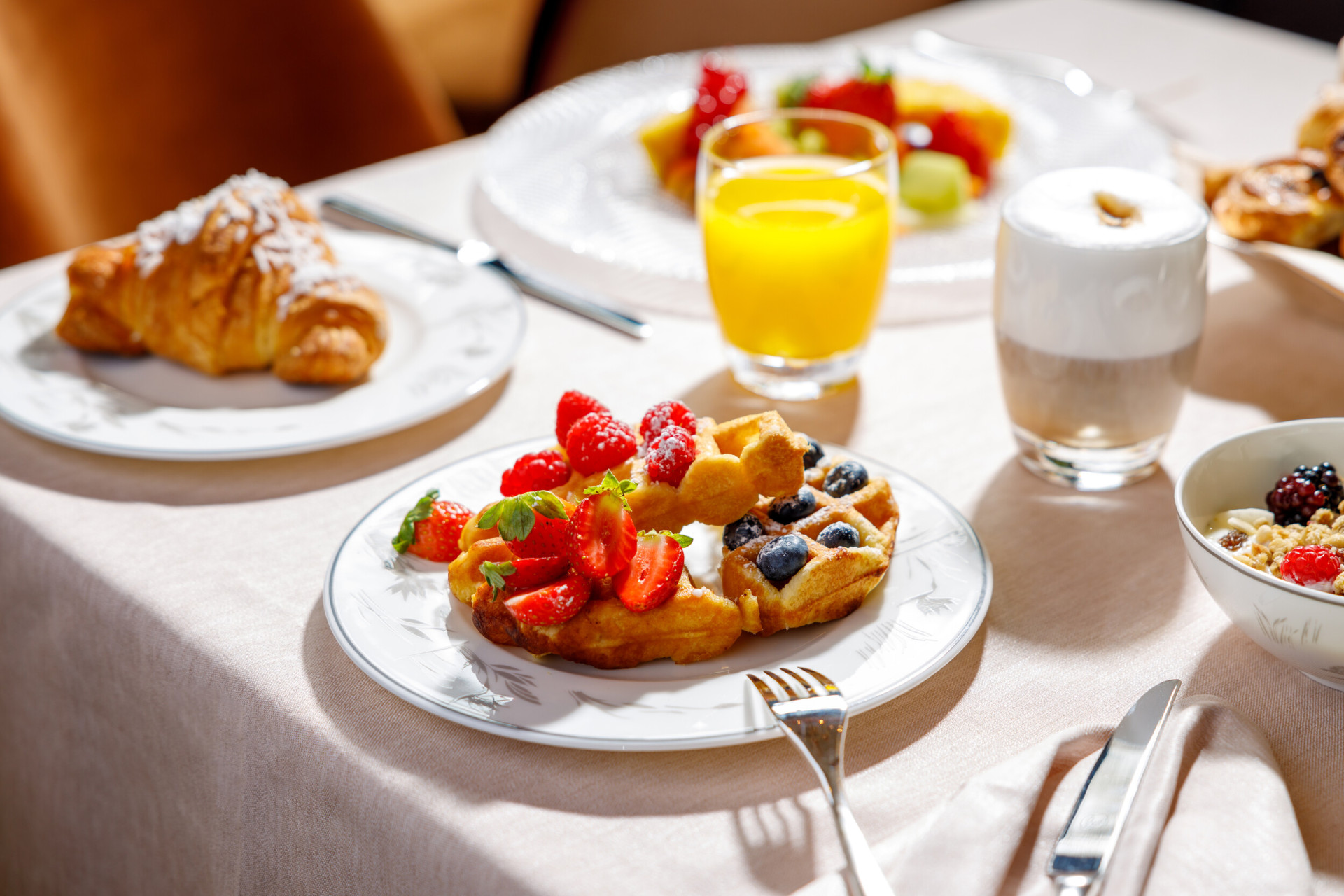 Colazione Acanto con cialde, croissant, cappuccino e frullato giallo 