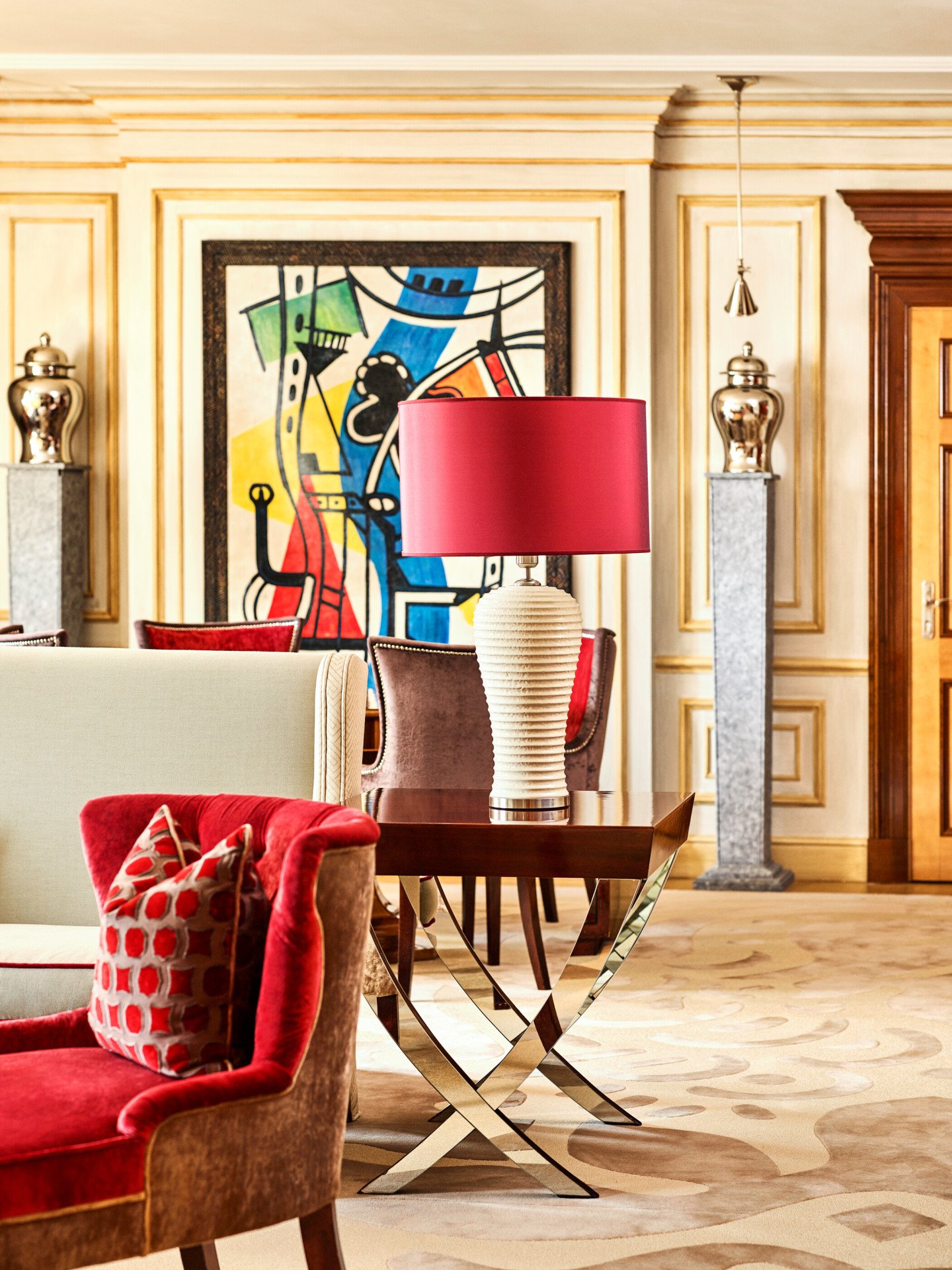 Poltrona e lampada rosse, dettagli di design dell'Imperial Executive Suite