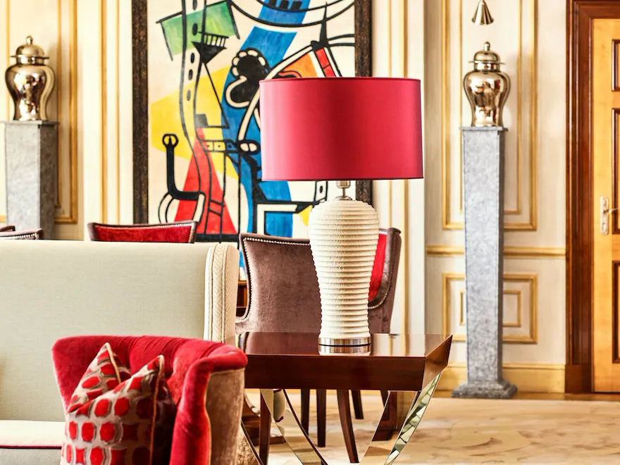Poltrona e lampada rosse, dettagli di design dell'Imperial Executive Suite