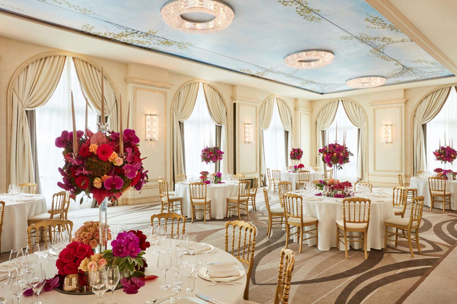 Sala Veranda con tavoli imbanditi 