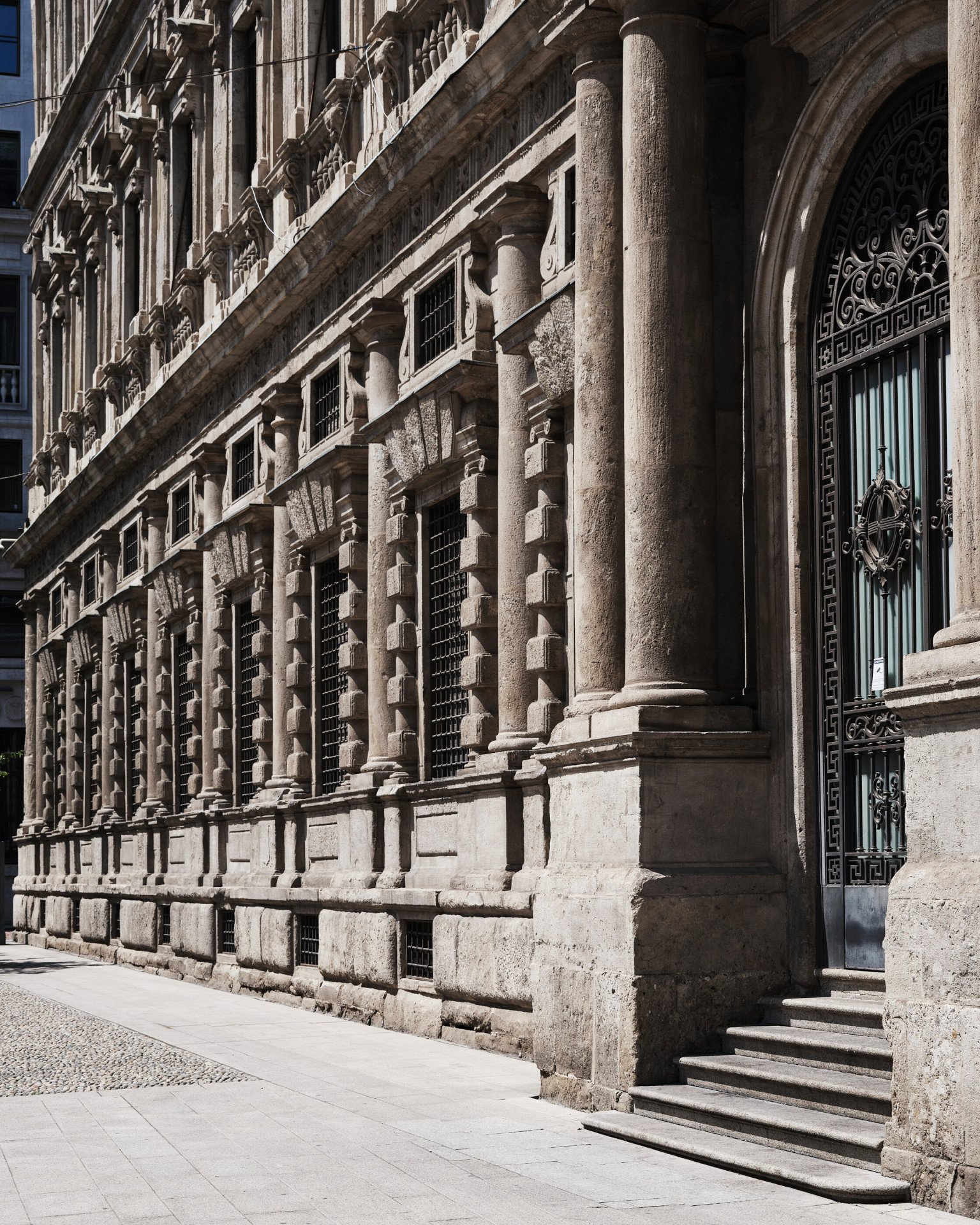 Dettaglio dell'entrata di Palazzo Marino 