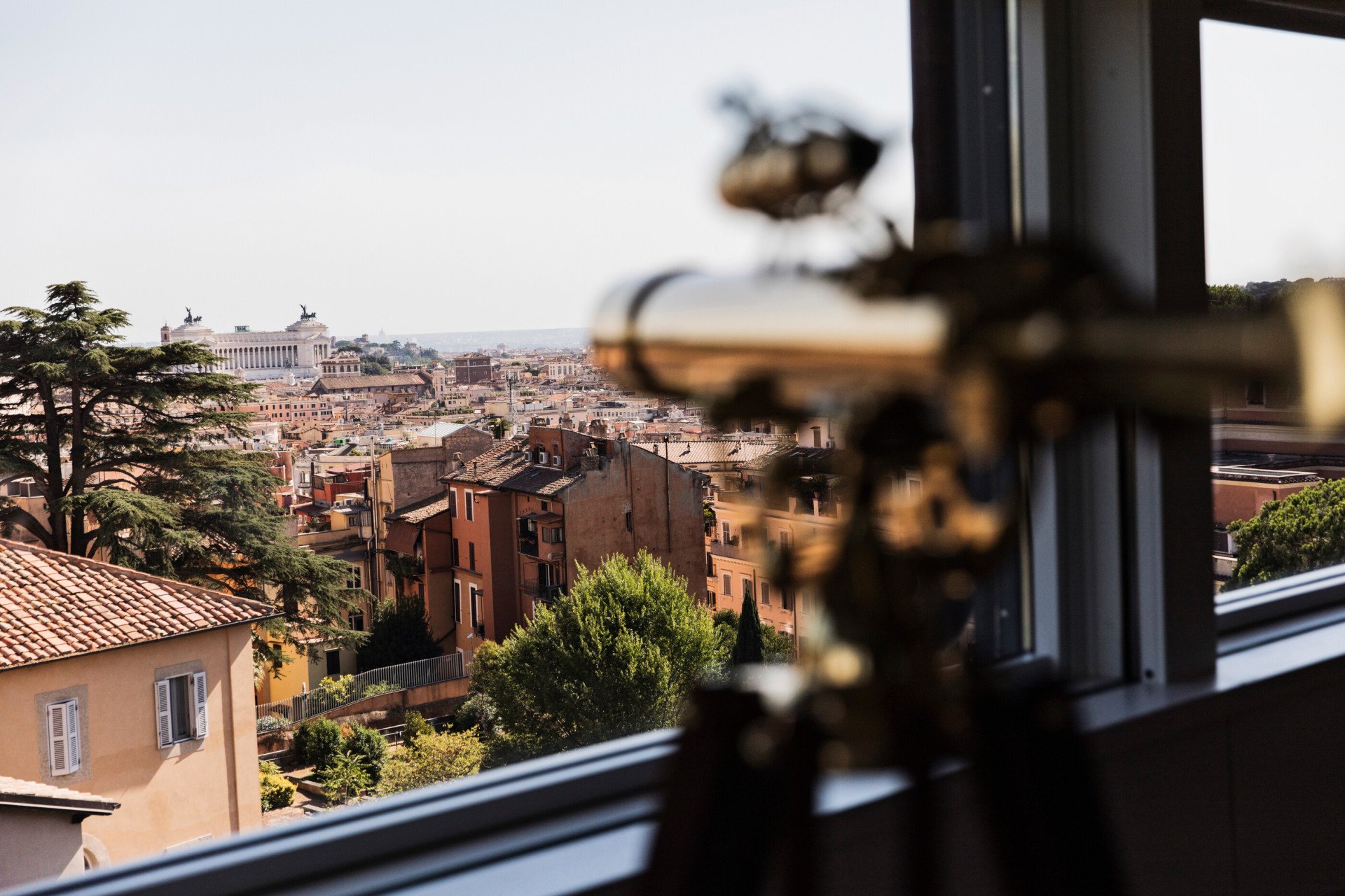 Cannocchiale davanti una finestra della Suite penthouse Bellavista                                                                                                                                                                       