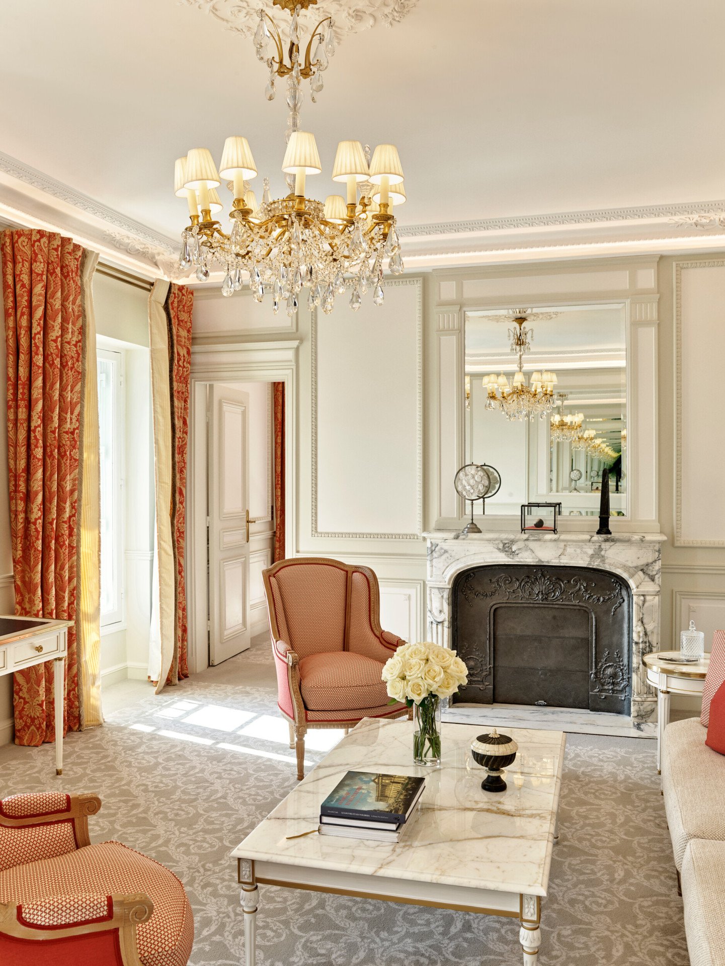 Retrato da sala de estar de uma suíte executiva no Le Meurice, Paris.