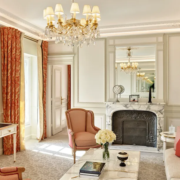 Retrato da sala de estar de uma suíte executiva no Le Meurice, Paris.