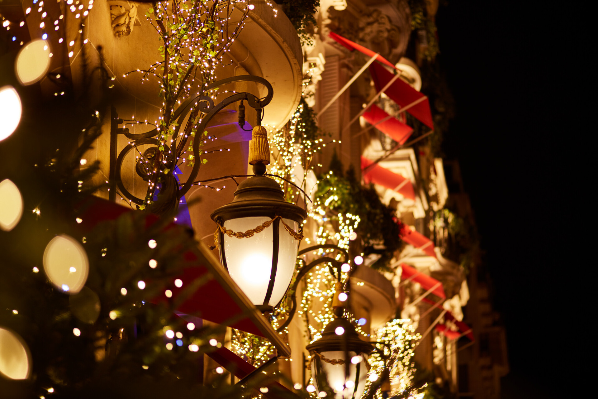 Facade de l'Hôtel Plaza Athénée à la saison des fêtes
