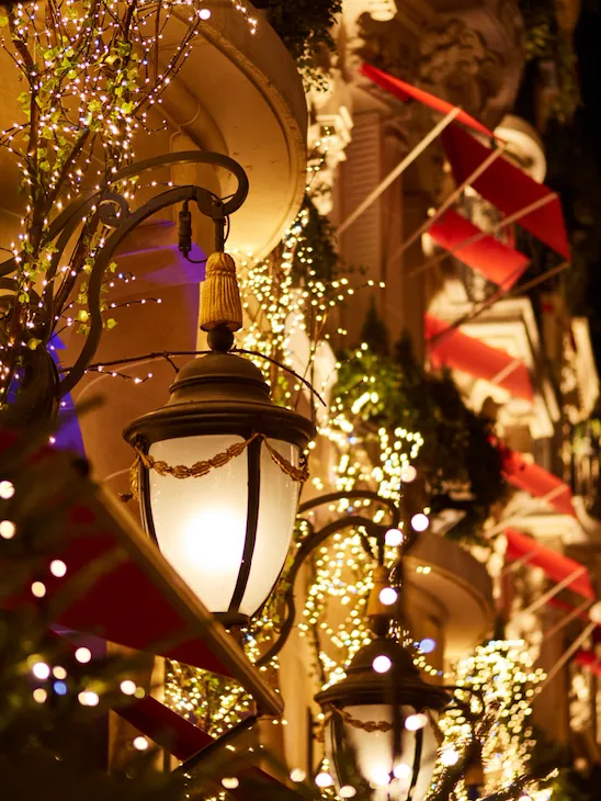 Facade de l'Hôtel Plaza Athénée à la saison des fêtes