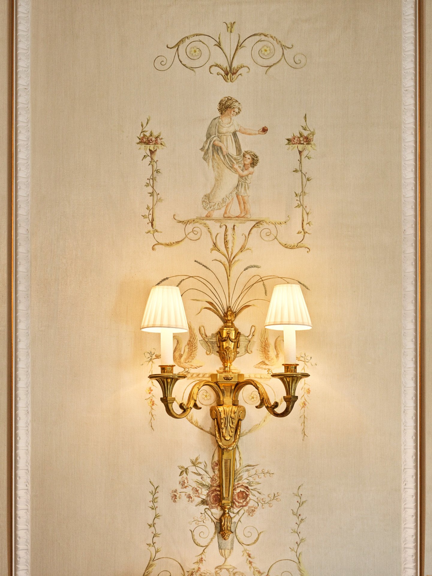 Candeeiro pendurado na parede do apartamento presidencial no Le Meurice, Paris.