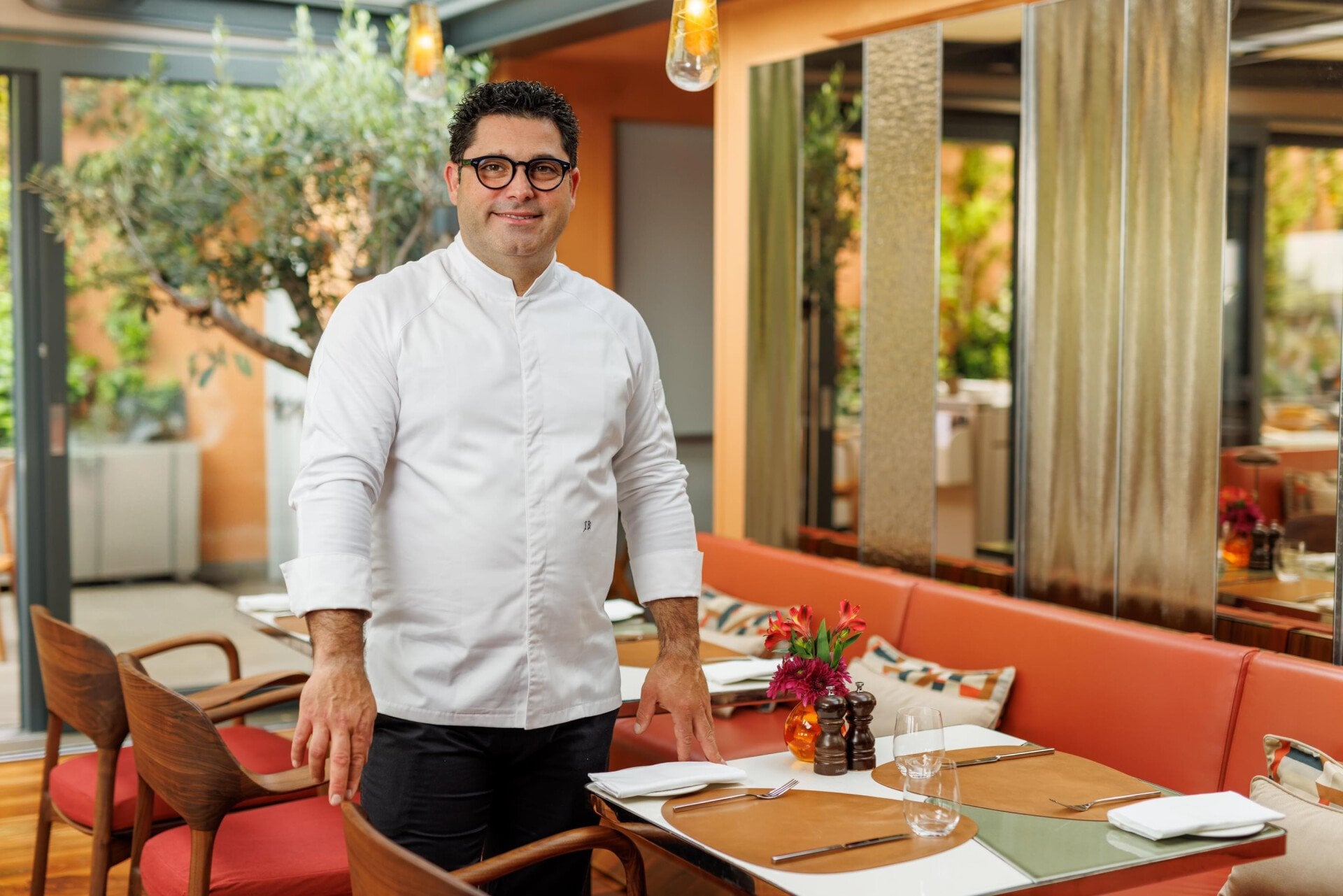 Chef Salvatore Bianco in piedi vicino ad un tavolo de Il Giardino Ristorante
