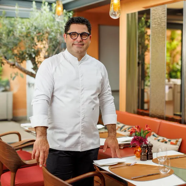 Chef Salvatore Bianco in piedi vicino ad un tavolo de Il Giardino Ristorante