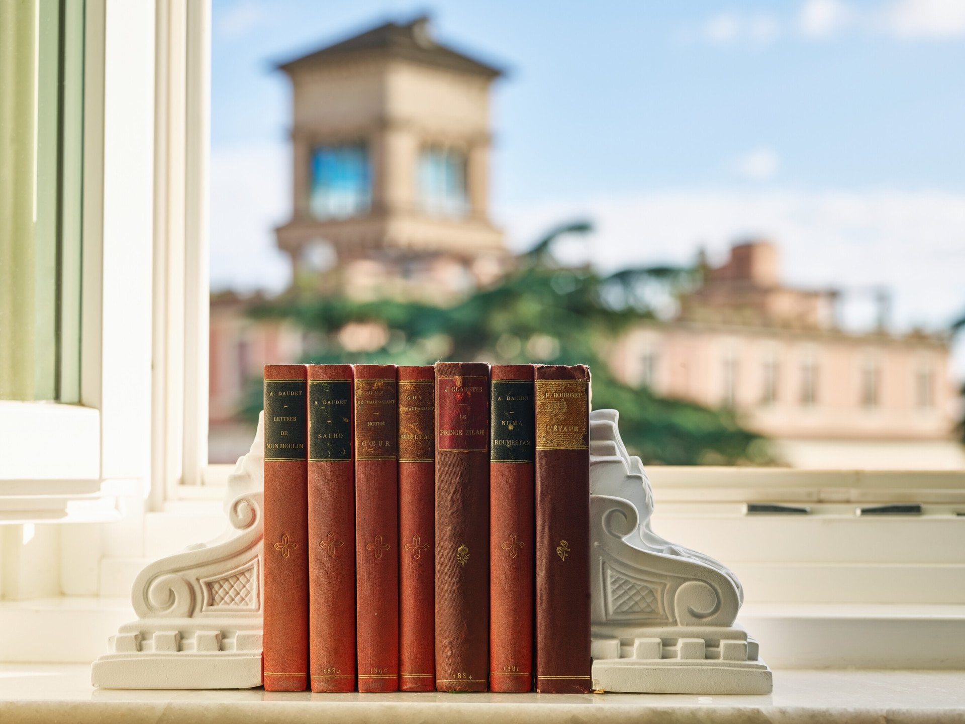 Libri di antiquariato appoggiati sul davanzale di una finestra a Hotel Eden Roma