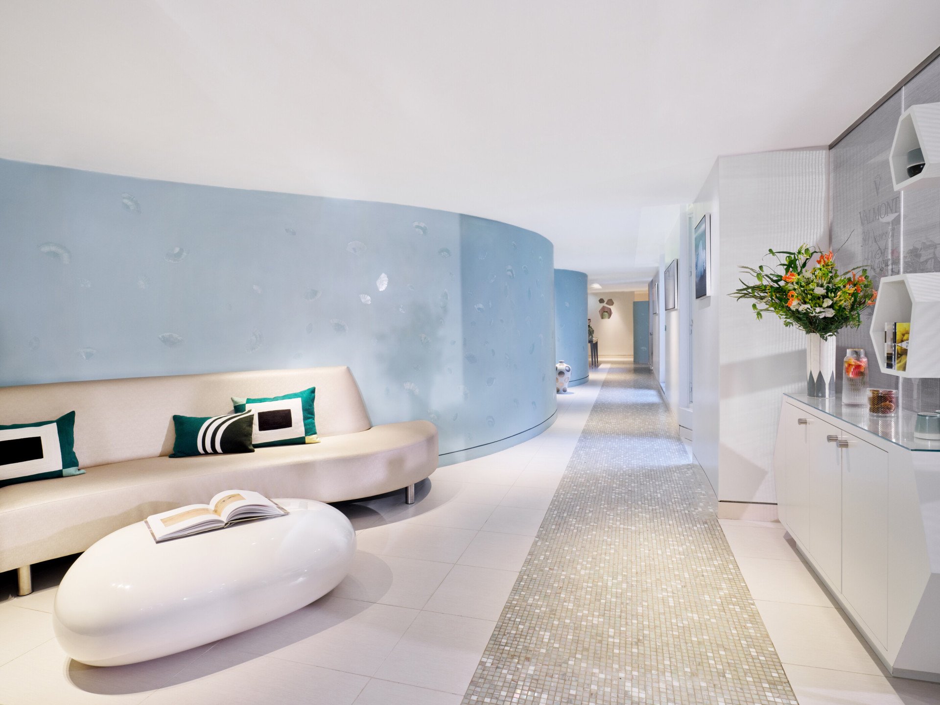Grande vue du coin salon du spa Valmont pour Le Meurice, Paris - Dorchester Collection