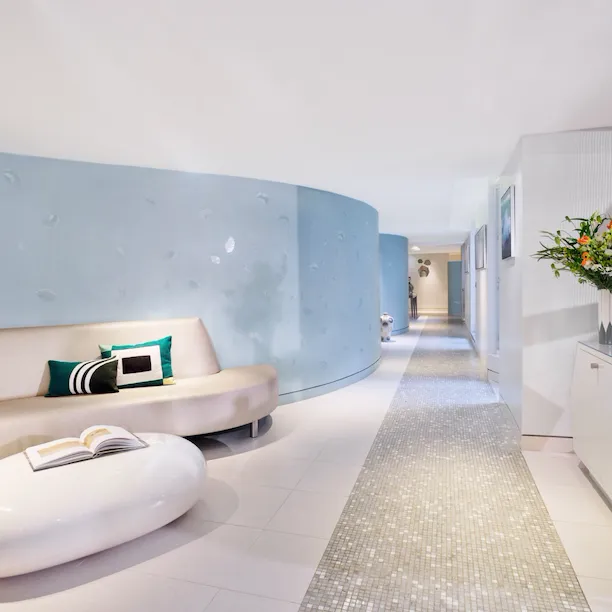 Grande vue du coin salon du spa Valmont pour Le Meurice, Paris - Dorchester Collection