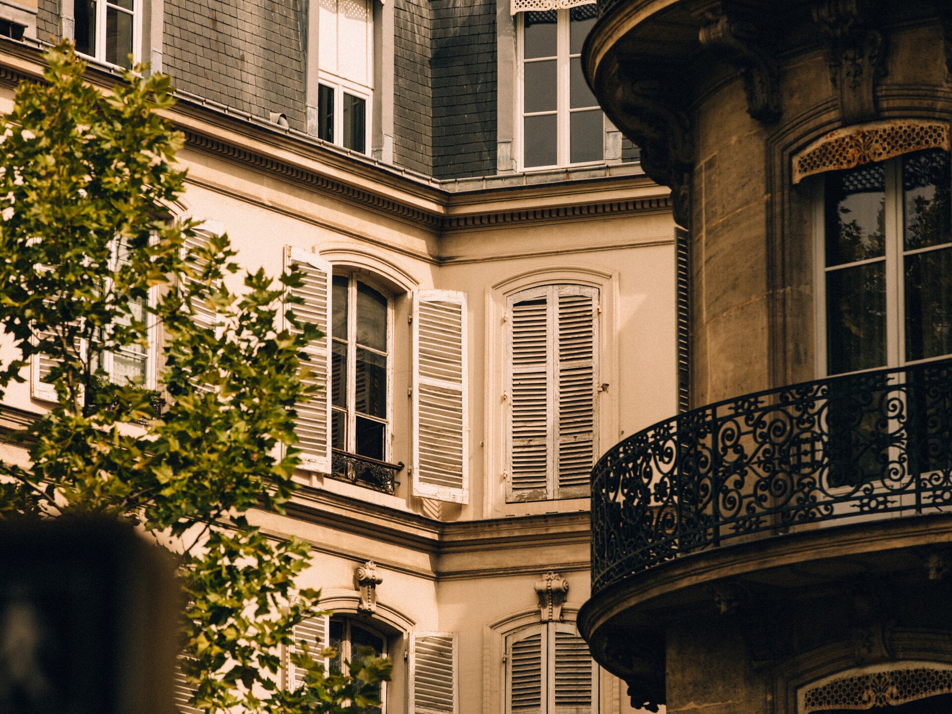 Photography of an indoor court of a Parisian building