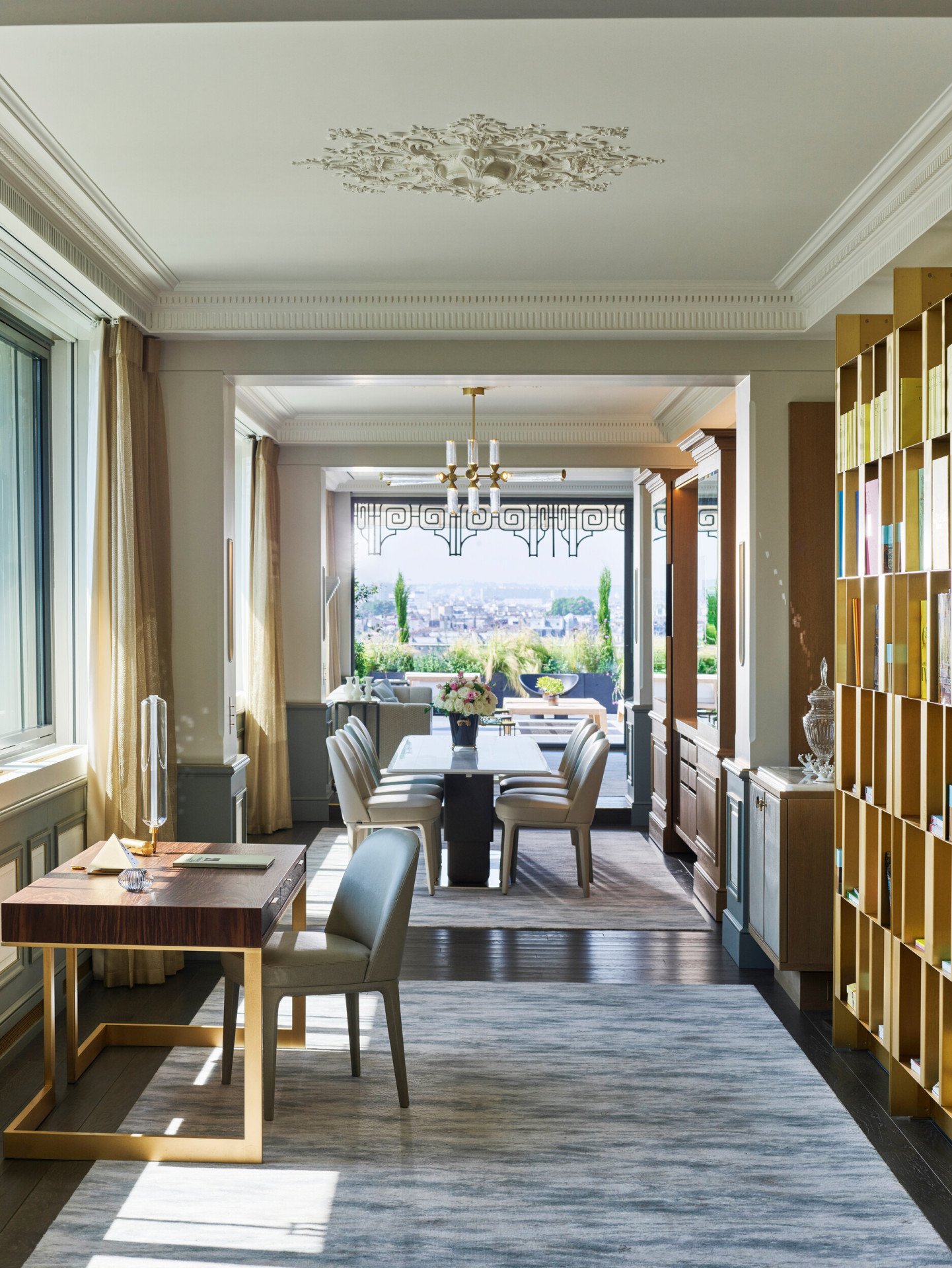 Salle à manger avec vue sur la suite Belle Etoile du Meurice, Paris.
