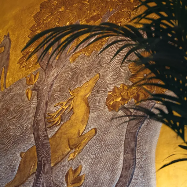 Close-up do afresco de Diane Chasseresse na sala de jantar Le Relais Plaza, no Hotel Plaza Athénée, Paris