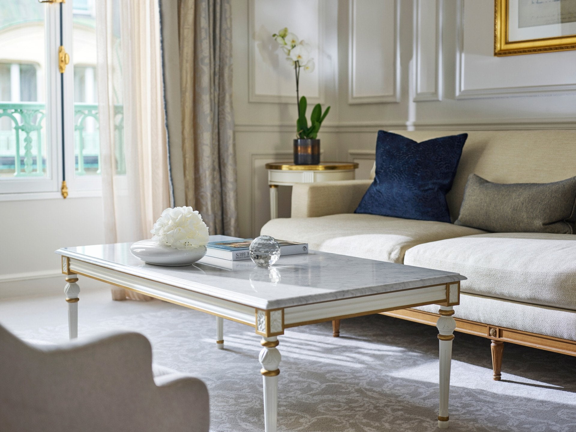 Gros plan du salon dans une suite de luxe au Meurice, Paris.