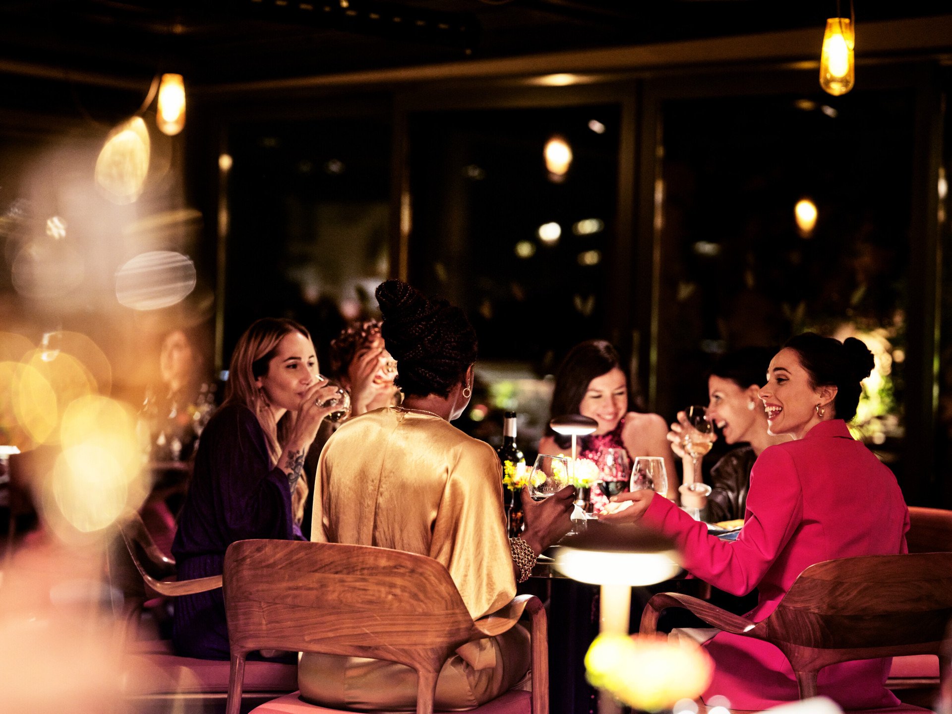 Gruppo di donne eleganti attorno a un tavolo rotondo a Il Giardino Ristorante