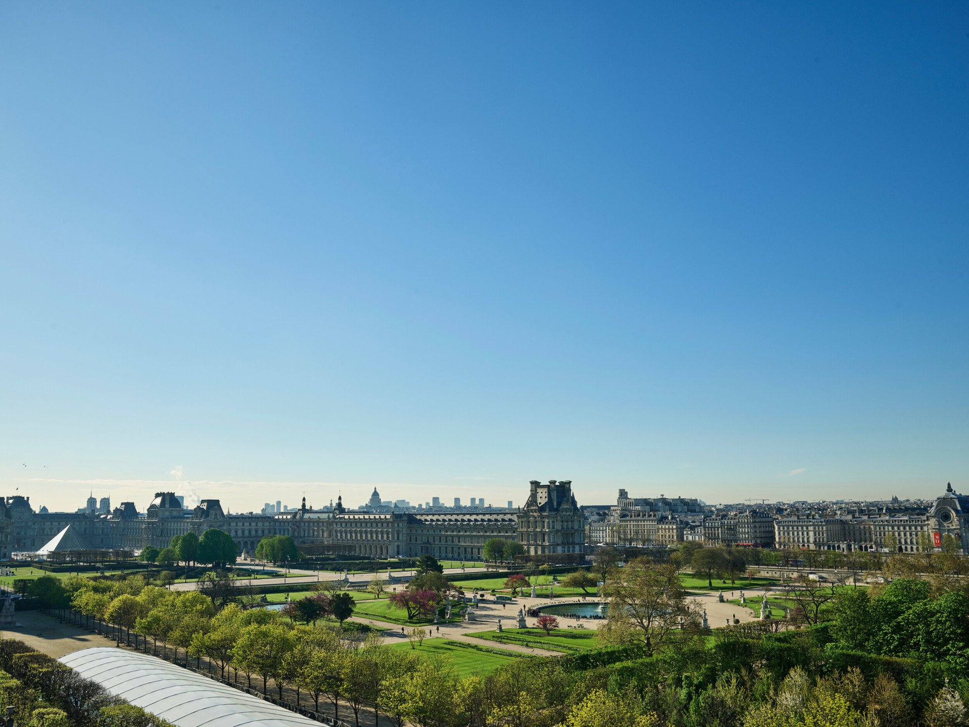 Vue globale du jardin des Tuileries avec le Louvre au fond de la photo depuis une salle exécutive du Meurice, Paris.
