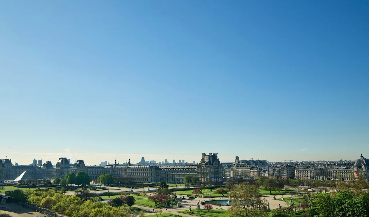 Vue globale du jardin des Tuileries avec le Louvre au fond de la photo depuis une salle exécutive du Meurice, Paris.