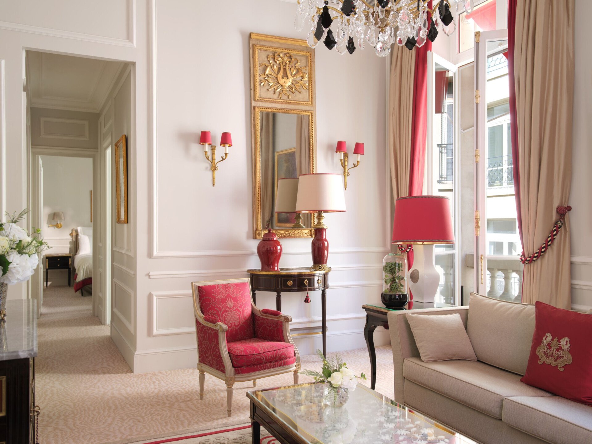 Esta é a sala de estar da Suite Superior #218 do Plaza Athénée, com vista para o quarto. 