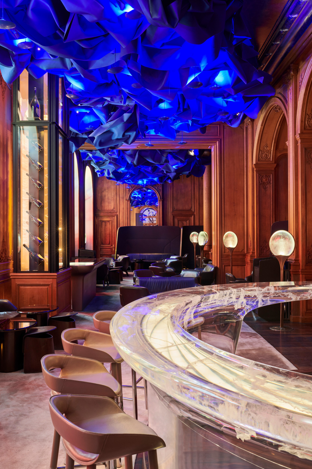 Photo du Bar de l’Hôtel Plaza Athénée, Paris, panneaux de bois, plafond bleu et comptoir transparent