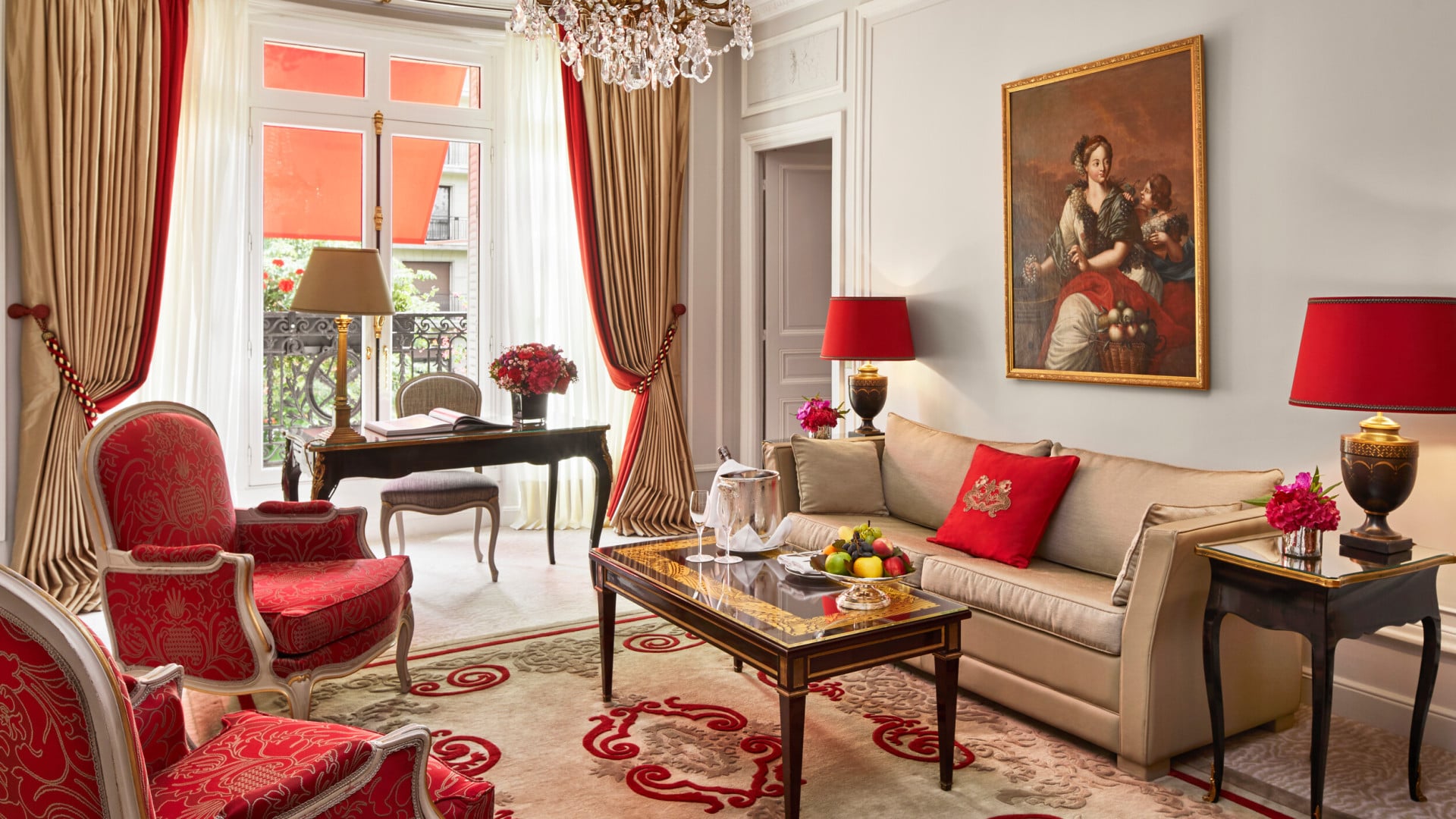 Salon de la Suite Deluxe avec vue sur l'avenue Montaigne à l'Hotel Plaza Athenee