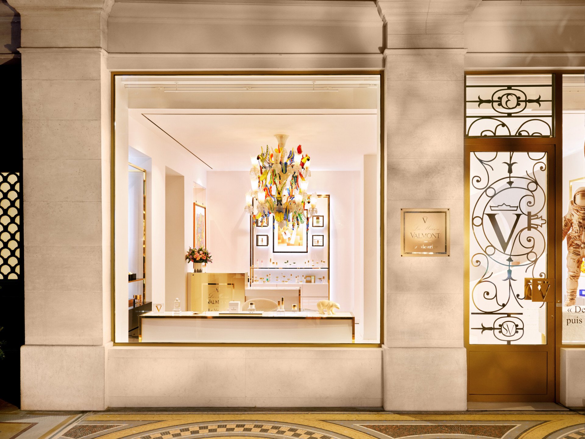 Vista da rua da vitrine da La Maison Valmont pour Le Meurice, Paris - Coleção Dorchester