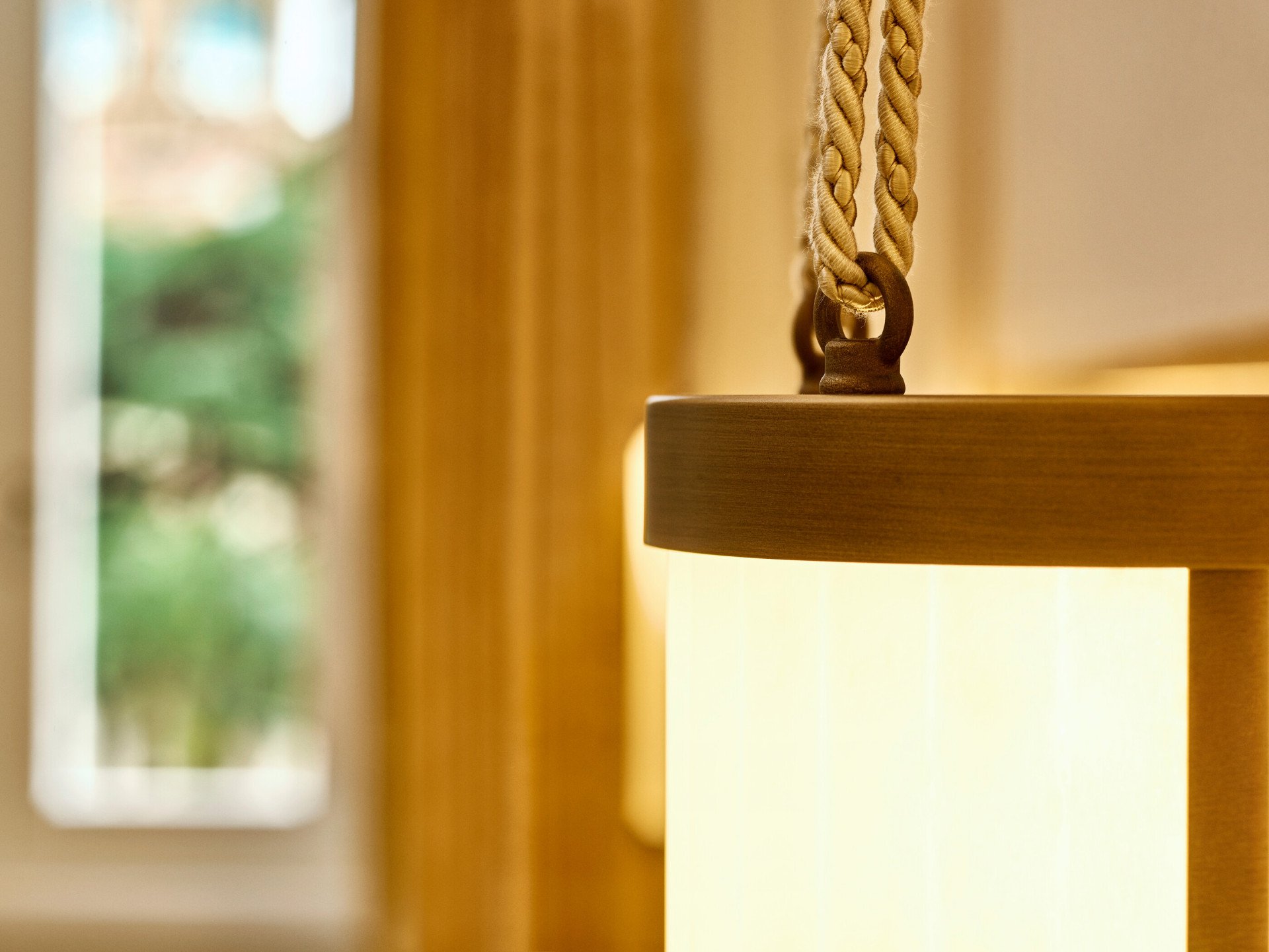 Dettaglio di una lampada accesa ai lati del letto di una camera a Hotel Eden Roma