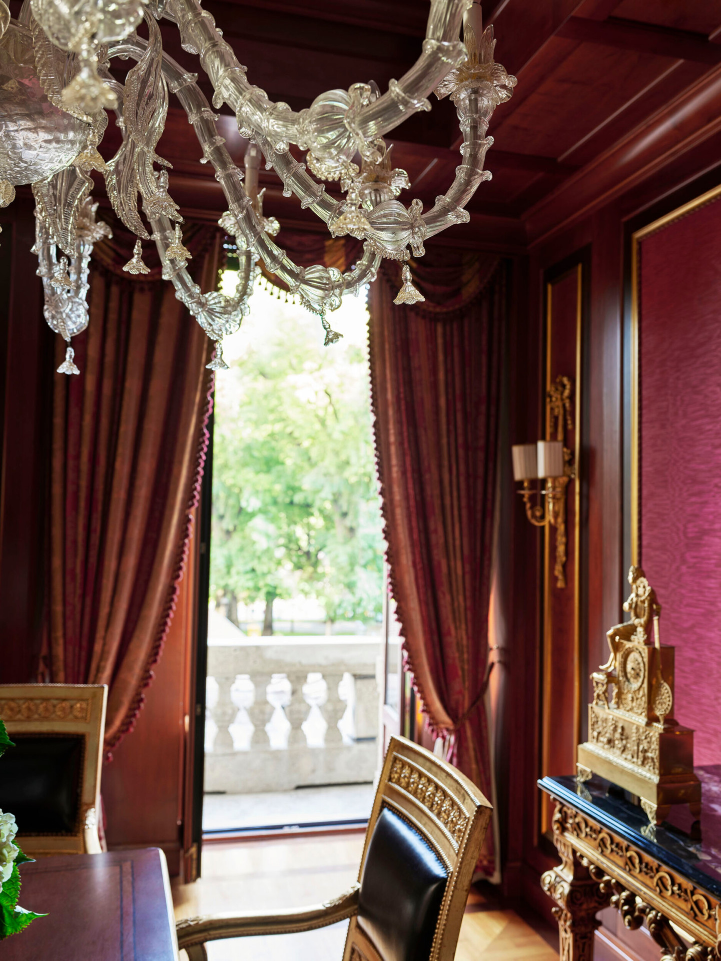 Dettaglio del soggiorno della Royal Suite, sullo sfondo il piccolo balcone privato con vista sulla città