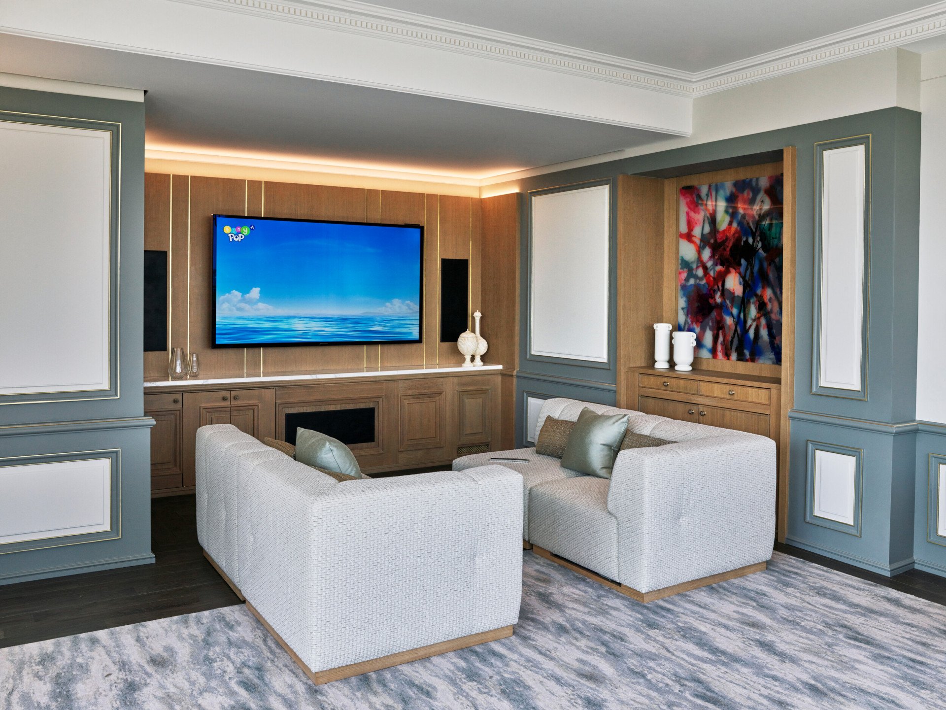 Vue lointaine sur le home cinéma de la suite Belle Etoile du Meurice, Paris.