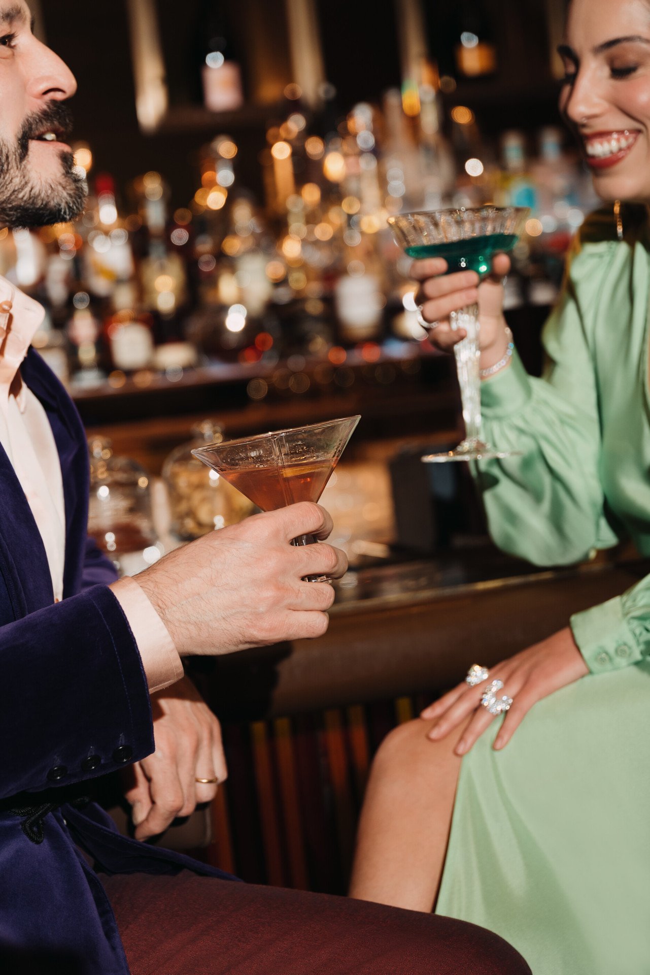 Detail of a couple drinking cocktails at the Principe Bar 