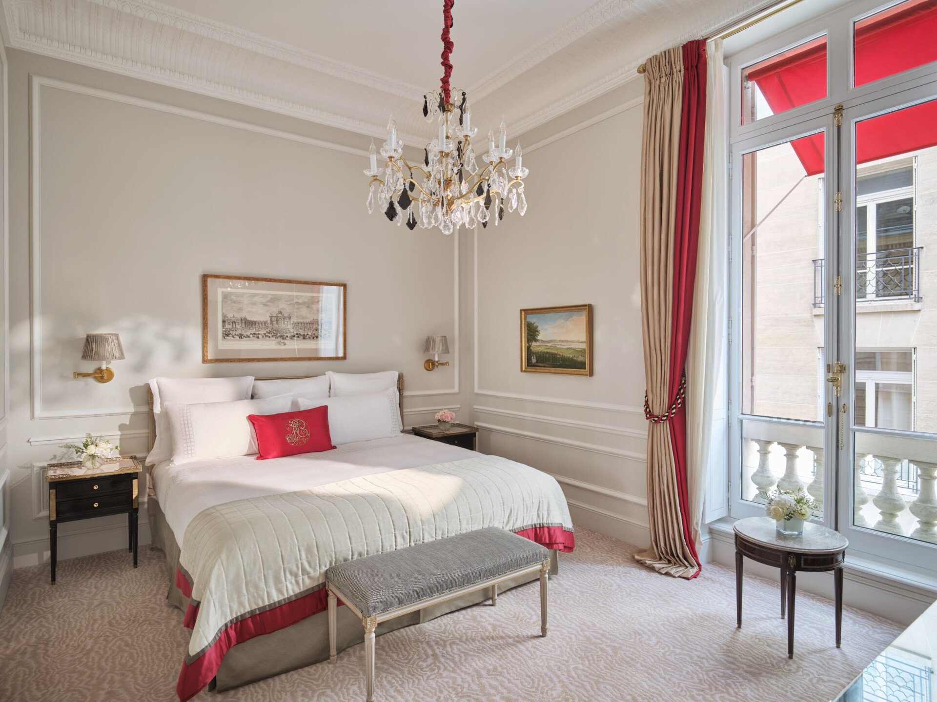 Este é o quarto da Suite Superior #218 do Plaza Athénée.