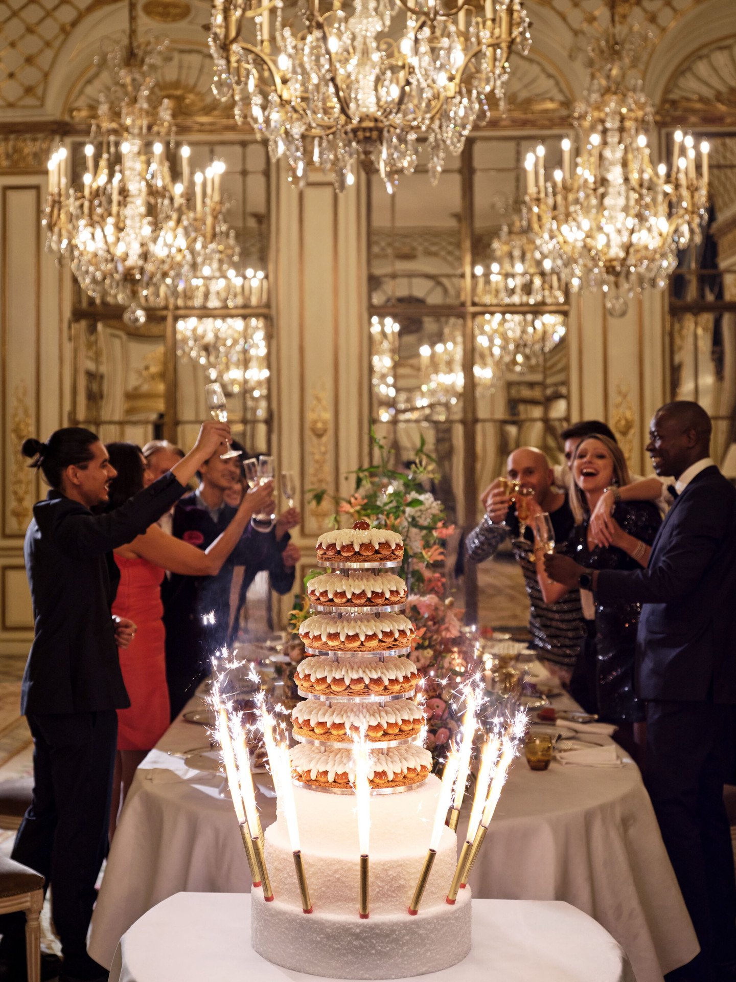 Arrivée du gâteau de mariage au Salon Pompadour de l'hôtel Le Meurice, Paris - Dorchester Collection
