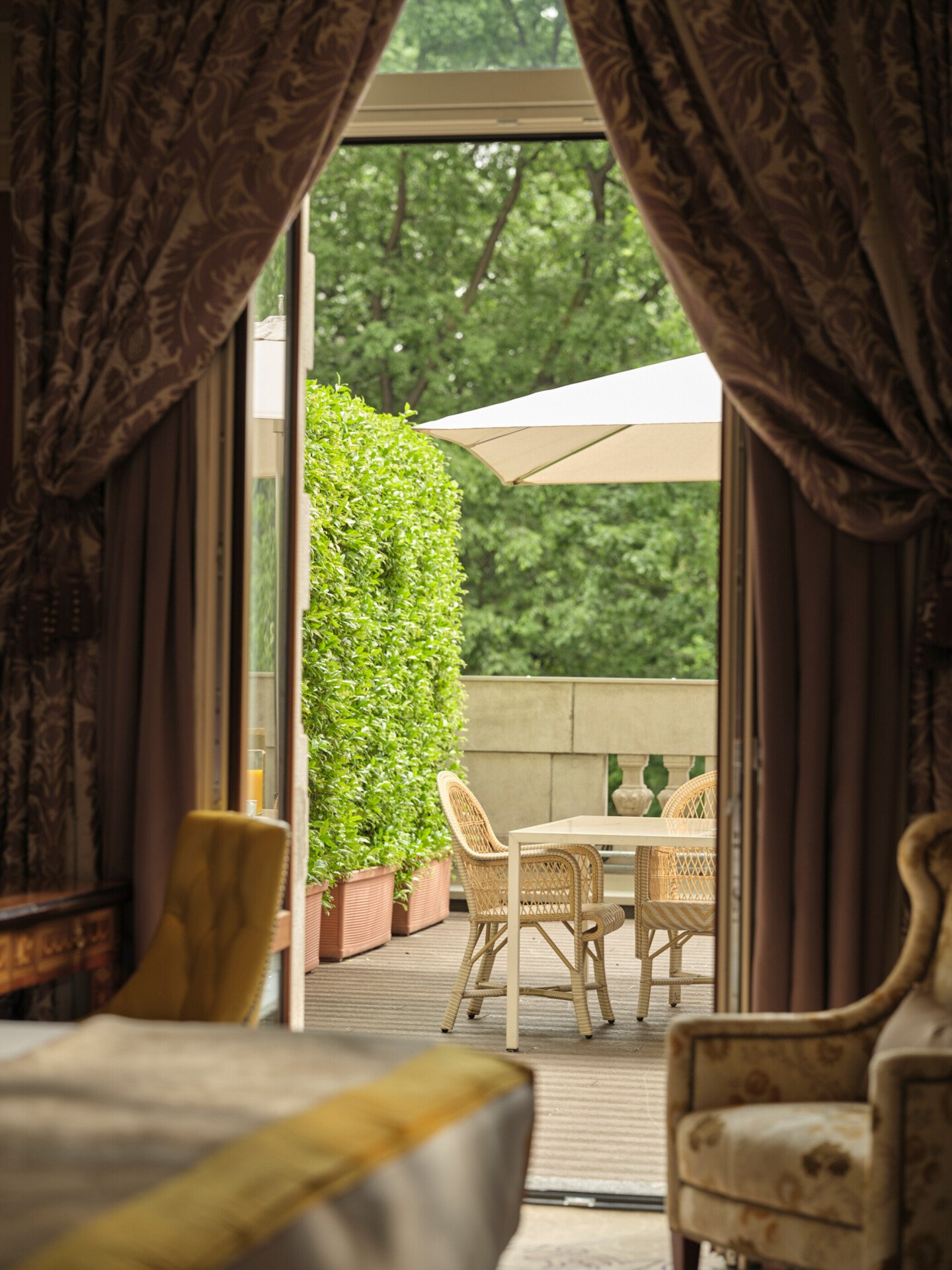 Vista della terrazza dalla Deluxe Terrace Room con mobili da esterno sullo sfondo
