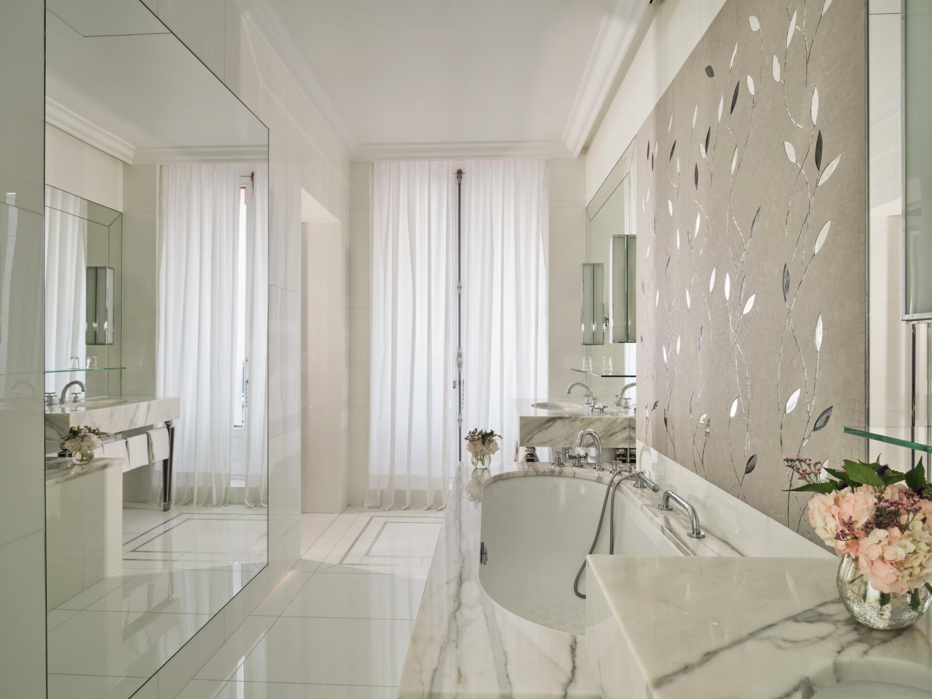 Esta é a casa de banho da Suite Eiffel #261 no Plaza Athénée.