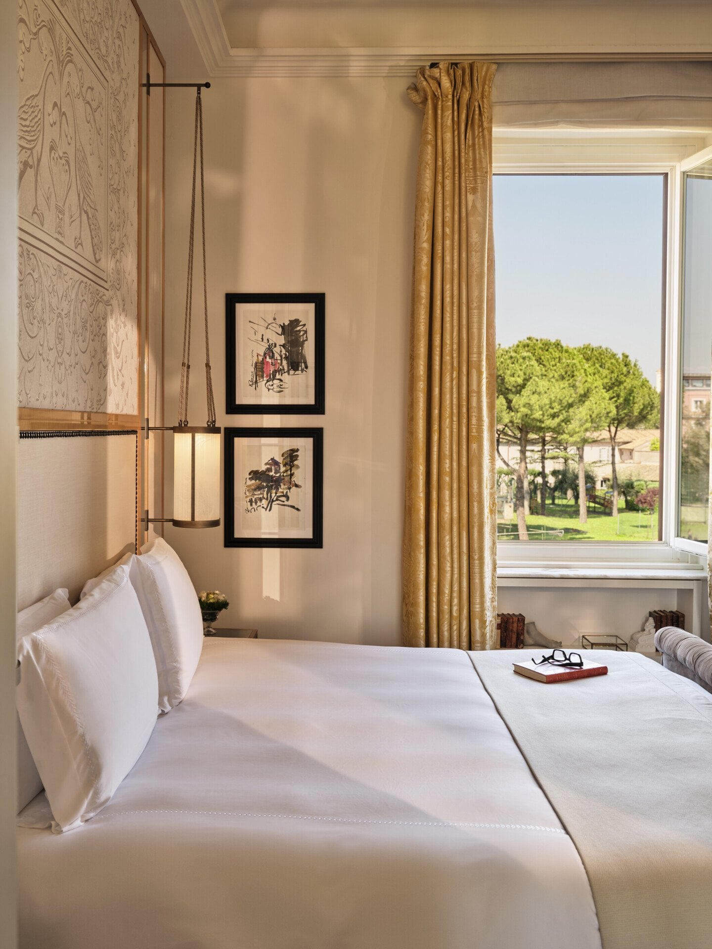 Camera da letto di suite con vista a Hotel Eden Roma