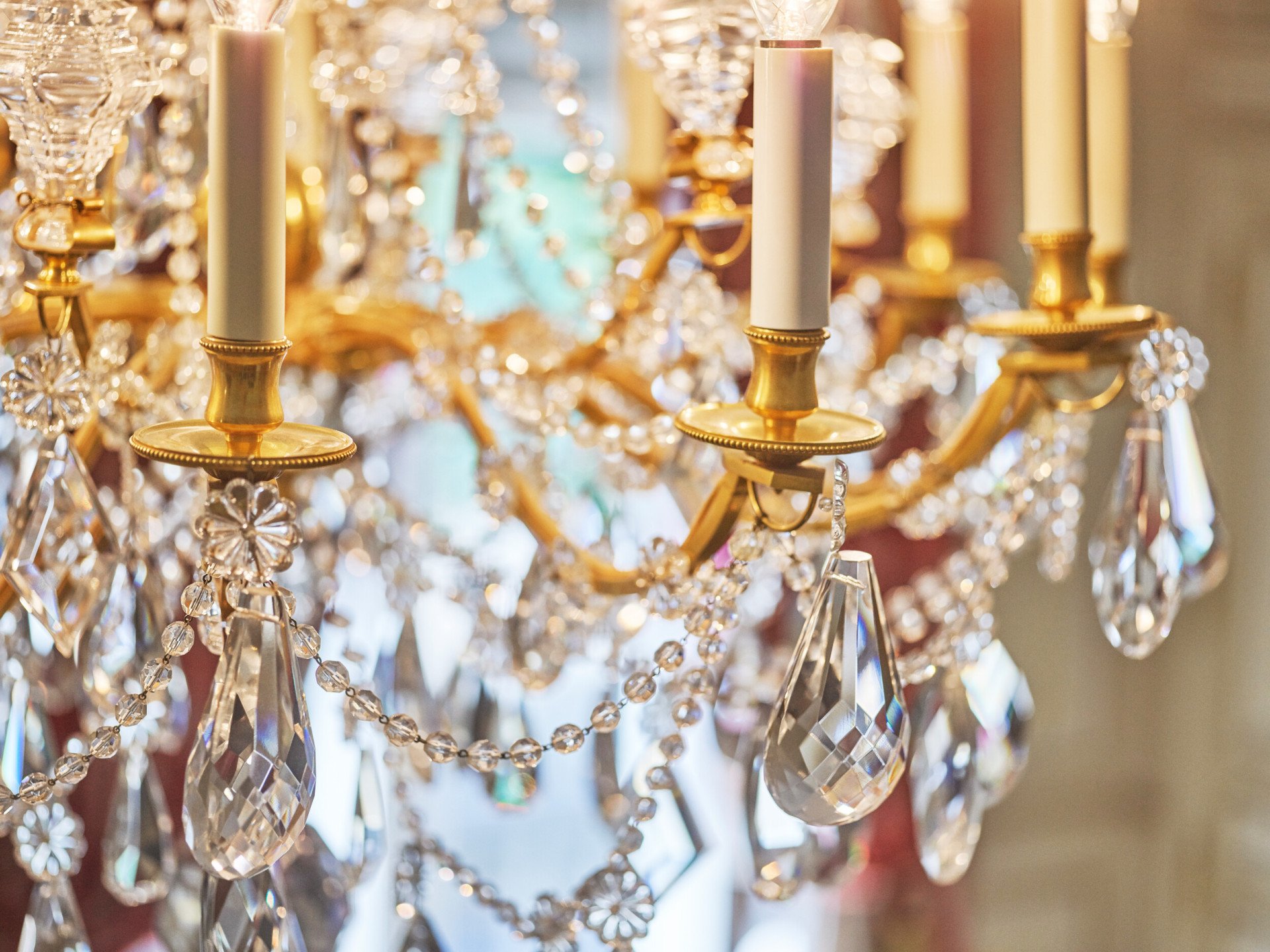 Close up do lustre no apartamento presidencial em Le Meurice, Paris.
