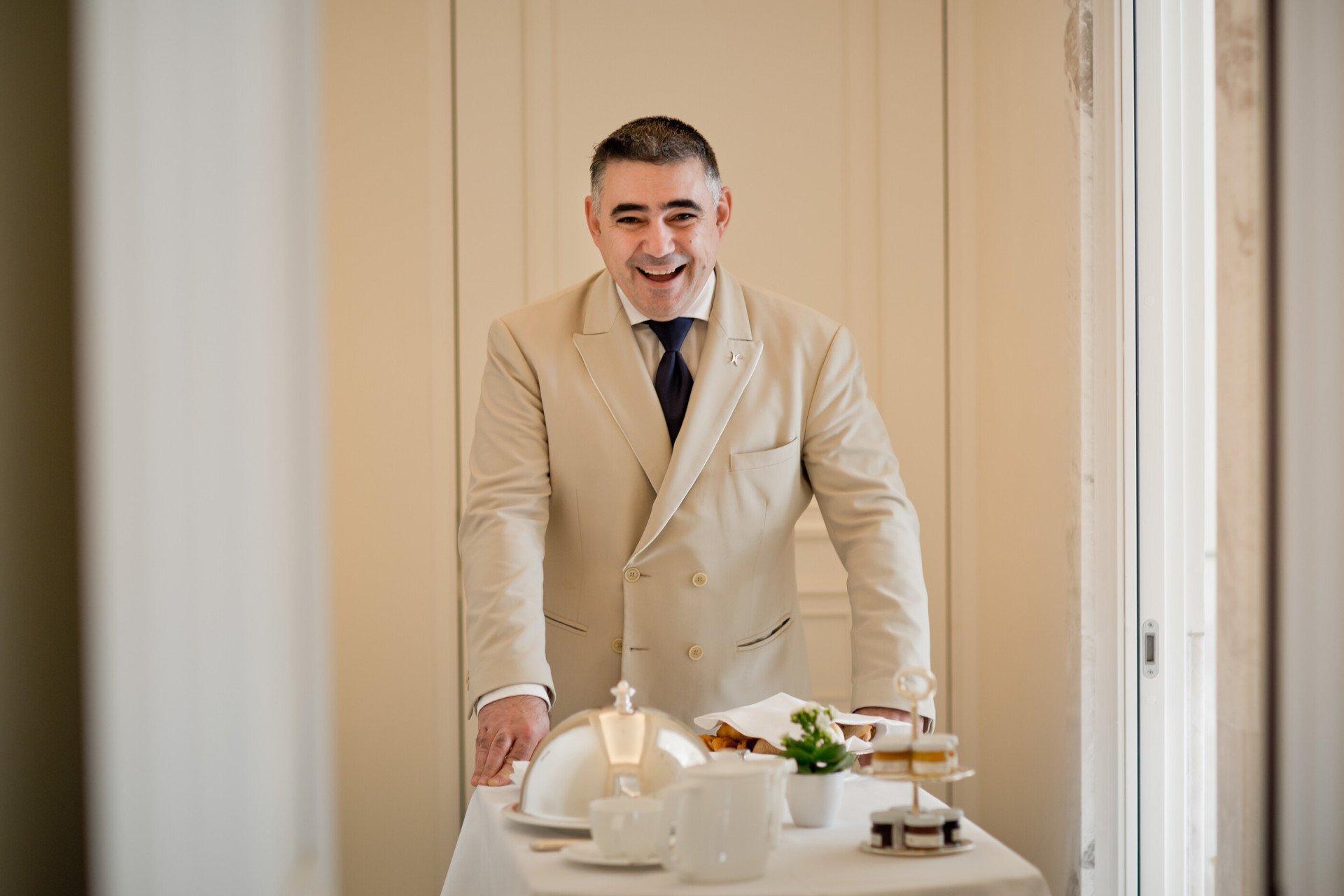 Cameriere che spinge carrello del room service a Hotel Eden Roma