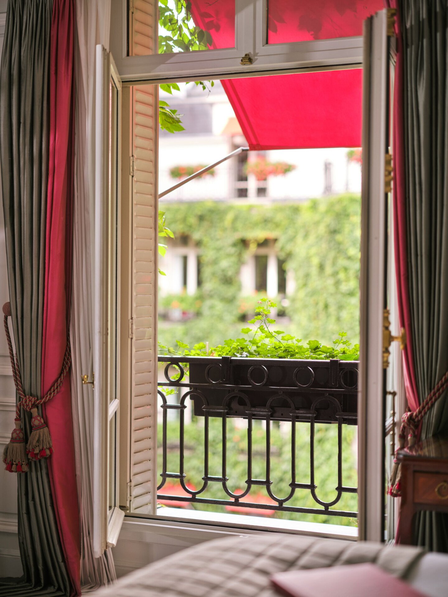 Esta é a janela da Junior Suite #532 no Plaza Athénée.